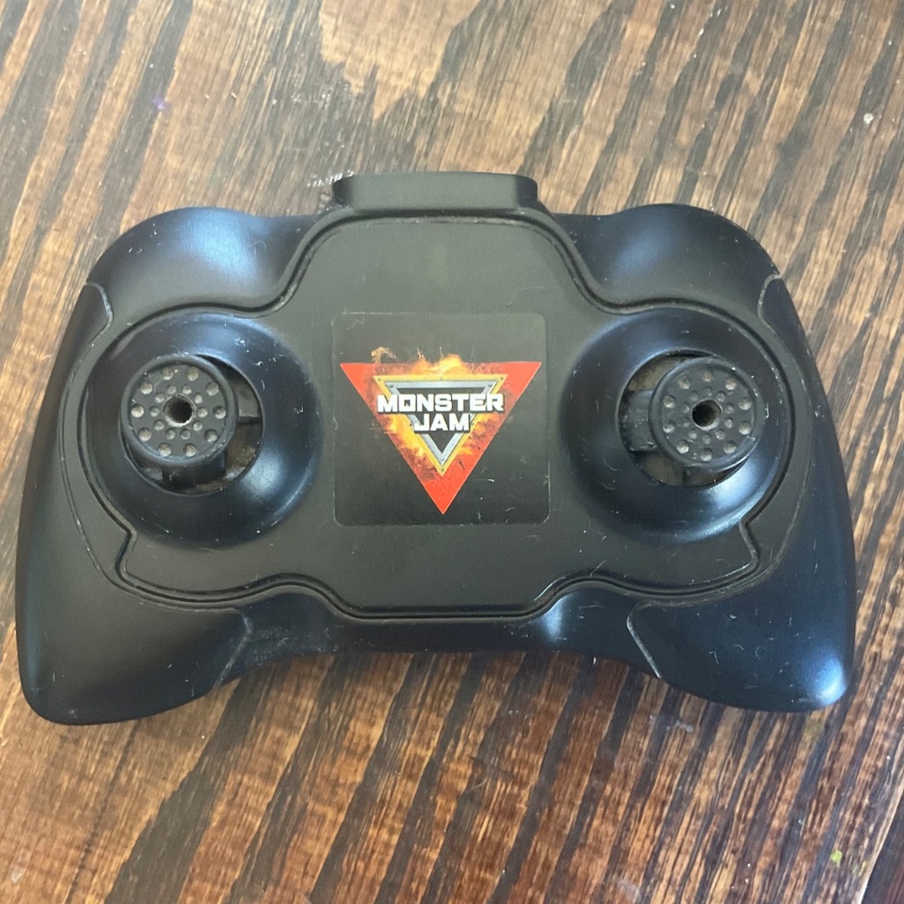 GRAVE DIGGER REMOTE CONTROL TOY TRUCK used sale - Picture 6 of 9